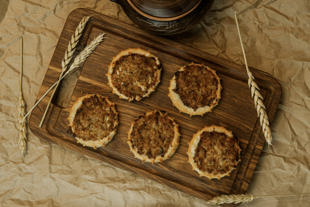 Перепечи с мясом — вариант угощения для праздничного стола