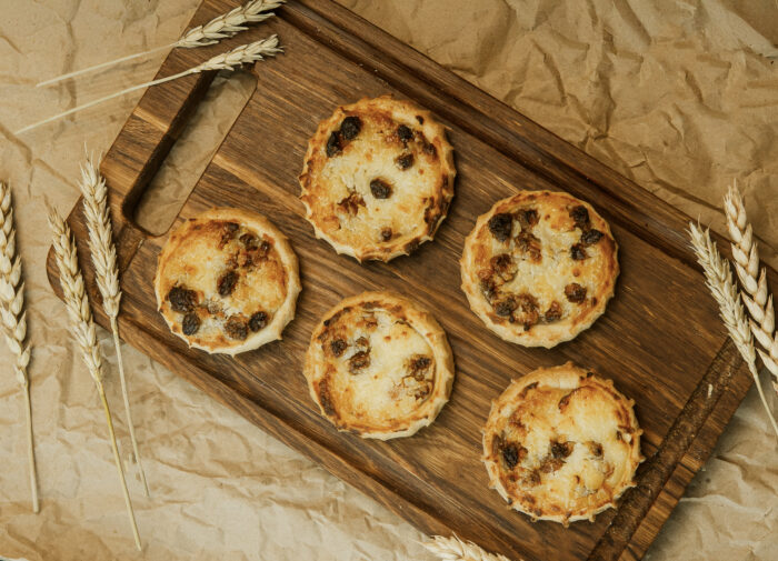 Перепечи с творогом и изюмом